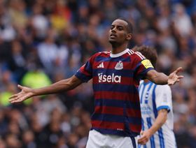 غياب إيزاك عن جولة نيوكاسل.. إصابة في الفخذ أم رحيل محتمل؟