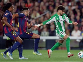 برشلونة يفقد إيريك غارسيا وكوندي أمام باريس سان جيرمان