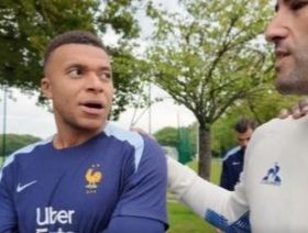 شاهد.. مبابي ونجوم فرنسا في لقاء خاص مع منتخب المكفوفين