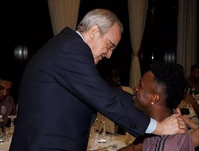 جماهير ريال مدريد تهاجم بيريز ولاعبي الفريق.. وتدعم ألونسو