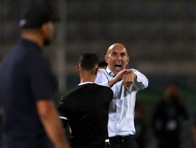 مدرب بيراميدز "العصبي" يترك منصبه.. فهل ينتقل إلى الأهلي؟