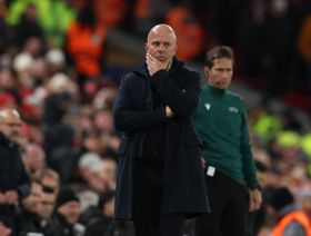 سلوت مهدد بالإقالة من ليفربول بسبب "خلافات عميقة" مع الإدارة