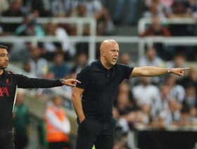 سلوت سيُشرك إيزاك تدريجياً مع ليفربول ولا يستبعد ضم مدافع بالاس