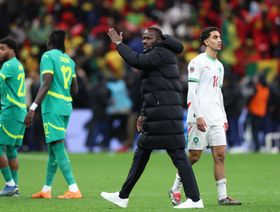 مدرب السنغال يعترف بالخطأ ويعتذر عن مطالبة لاعبيه بالانسحاب