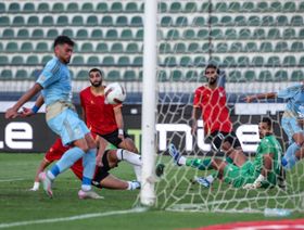 مدافع الأهلي المصري يدافع عن نفسه بعد أزمة "رجل المباراة" مع زميل