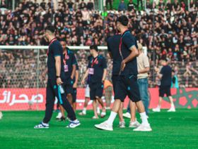 شاهد.. جماهير آسفي تقتحم الملعب وتؤخر انطلاق المباراة ضد اتحاد العاصمة