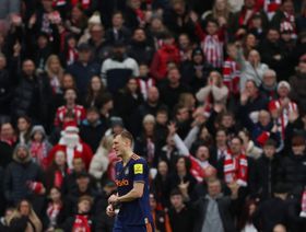 إصابة بيرن مدافع نيوكاسل بكسر في الضلع وتضرر في الرئة