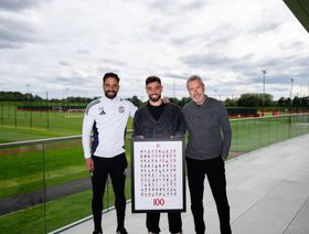 مانشستر يونايتد يكرم إنجاز برونو فرنانديز بلوحة تذكارية