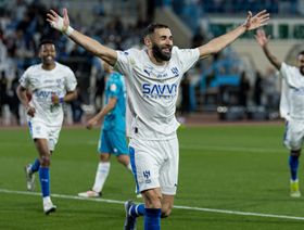 كريم بنزيما يتغنى بجماهير الهلال بعد الفوز على الأخدود