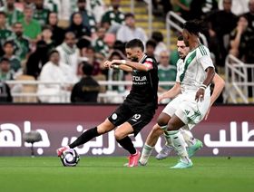 الشباب يعطّل الأهلي بـ10 لاعبين ويبعده عن قمة دوري روشن بهدف عكسي