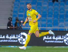 "هاتريك" السومة يمنح العروبة فوزاً مثيراً على الرياض بالدوري السعودي