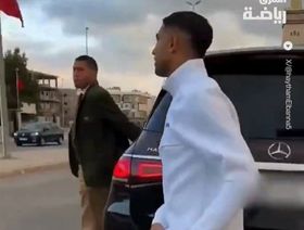 شاهد.. حكيمي يفاجئ أطفالاً بشوارع المغرب