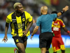 شاهد.. قذيفة إيلينيكينا تحسم فوز الاتحاد بـ10 لاعبين على القادسية