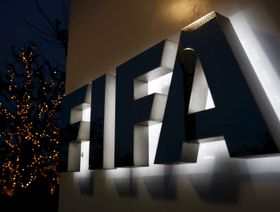 فيفا يبدأ إجراءات السماح بإقامة مباريات للدوري خارج البلاد