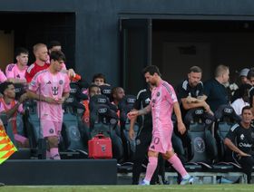 شاهد.. ميسي يغادر الملعب بعد 10 دقائق بسبب إصابة في "أوتار الركبة"