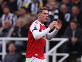 مهاجم أرسنال يدعو لـ"انتفاضة سريعة"