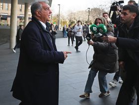 لابورتا يودع فليك واللاعبين بعد استقالته من رئاسة برشلونة