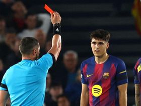 هل يشكو برشلونة حكم مباراته ضد أتلتيكو مدريد إلى "يويفا"؟