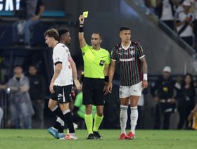 شاهد.. حكم يعتدي على لاعب في ديربي مشتعل بالبرازيل