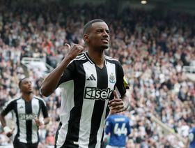 "لا يمكن للعلاقة أن تستمر".. إيزاك يحسم مستقبله ببيان ناري