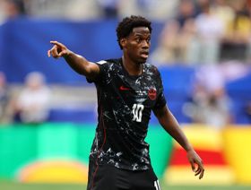 بديل أم زميل لخوليان ألفاريز؟ أتلتيكو مدريد يقدم عرضاً لجوناثان ديفيد
