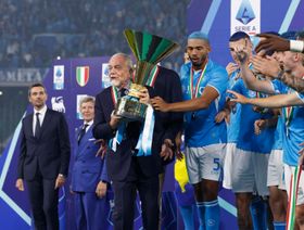 اقتراح غريب لرئيس نابولي لمواجهة "عبء غير إنساني على اللاعبين"