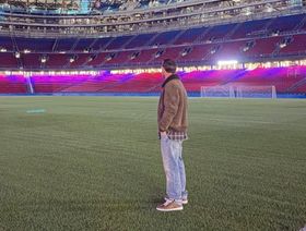 ليونيل ميسي يظهر بشكل مفاجئ في كامب نو ويطلق رسالة مؤثرة