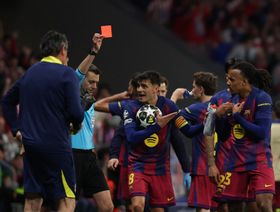 لاعبو برشلونة الأكثر تعرضاً للطرد بدوري الأبطال في آخر 10 سنوات