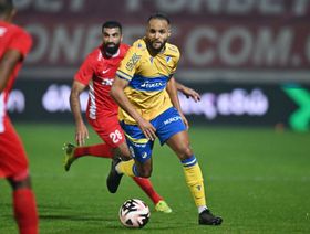 بعد 14 عاماً.. يوسف العربي يقترب من العودة للدوري الفرنسي
