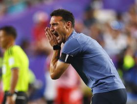 "طبيب أسنان" يؤجل مفاوضات سكالوني مع الأرجنتين