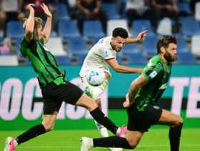 شاهد.. ميلان يرفض هدية روما بعد طرد مالين هداف الدوري الإيطالي