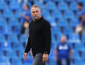 المدرب هانزي فليك قريب من تمديد عقده برشلونة حتى 2028