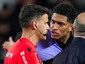 مانزانو بطل الفضيحة الكبرى.. قناة ريال مدريد تعود للهجوم على الحكام