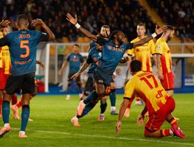 نابولي يعزز صدارته للدوري الإيطالي بفوز صعب على ليتشي