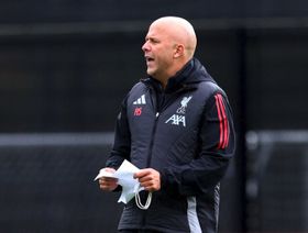 آرني سلوت يقارن مباراة ليفربول ومانشستر سيتي بكلاسيكو ريال مدريد وبرشلونة