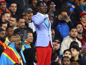 الاتحاد الجزائري يكرّم مشجع الكونغو الشهير ويهديه قميص عمورة