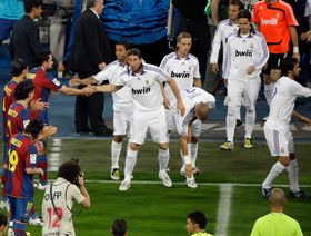 3 مواقف لا تُنسى.. الممر الشرفي يشعل صراع برشلونة وريال مدريد