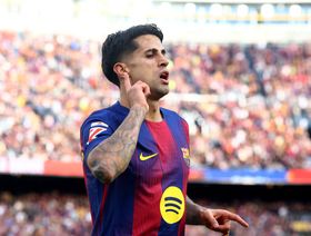 بعد تتويج برشلونة.. كانسيلو يحقق إنجازاً غير مسبوق في كرة القدم