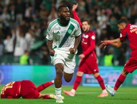 شاهد.. الأهلي يتصدر الدوري السعودي مؤقتاً بعد فوز مثير على ضمك