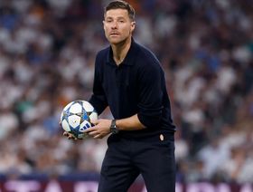 من هو متخصص الركلات الثابتة الجديد في طاقم تشابي ألونسو؟