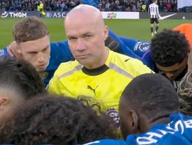 أغرب لقطة في الدوري الإنجليزي.. لماذا أحاط لاعبو تشيلسي بالحكم في دائرة؟