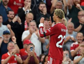 إيكيتيكي يسجل أول أهداف البريميرليغ ويهديه لروح جوتا