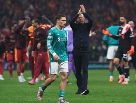 آرني سلوت يستحضر معاناة كيفن دي بروين للدفاع عن فلوريان فيرتز "غير المحظوظ"