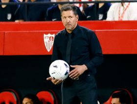 دييغو سيميوني يستدعي خوليان ألفاريز ويرفض "إصدار أحكام" عليه