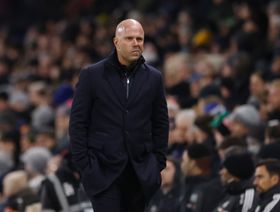 "لا يمكن إعادة كتابة التاريخ" نيفيل يفتح النار على سلوت مدرب ليفربول