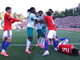 شاهد.. طرد لاعبَين بعد شجار عنيف خلال ودية البرتغال وتشيلي