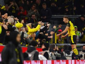 رغم تجديد عقده.. جمهور دورتموند يهاجم شلوتربيك والنادي يستنكر