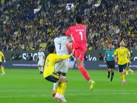 شاهد.. نواف العقيدي حارس النصر يصيب لاعب الأخدود بـكسور في "القفص الصدري"