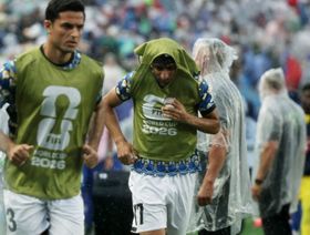 أول عطل جوي بكأس العالم.. عاصفة تؤجل الشوط الثاني للقاء العراق وفرنسا