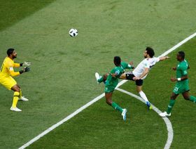 شاهد.. نجم مصري يطالب محمد صلاح بساعة "روليكس" ثمينة بعد خسارة رهان